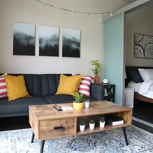 Queen Anne Abode - 1 Block From Cpa! - Free Parking! Seattle